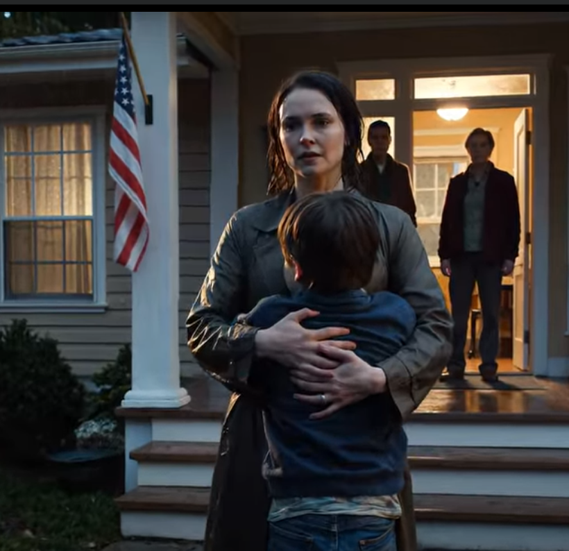 Mina föräldrar sa att jag var ensam när jag hämtade en genomblöt liten pojke från regnet. De stängde dörren om oss, men jag höll honom bara hårdare. Ingen av oss visste att barnet i min famn snart skulle peka på en miljardär på nyheterna – och säga en enda sak som förändrade allt… – Nyheter