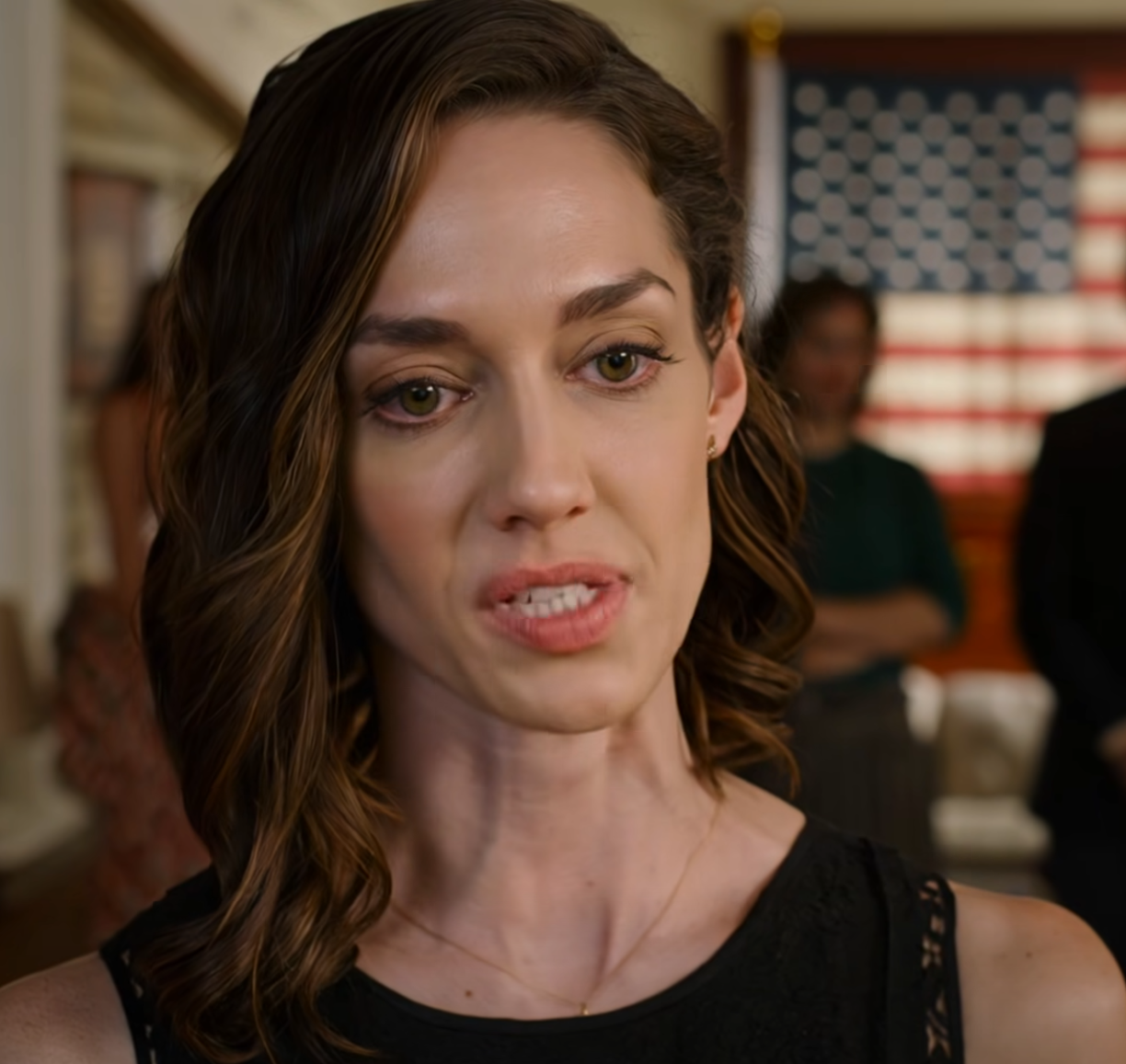 För mina föräldrars 40-årsdag i en liten stad i Ohio flög jag 480 mil från Denver med en present inslagen i guldpapper i handen. I samma ögonblick som jag steg in i ett vardagsrum fullt av släktingar blev mamma iskall: “Du var inte bjuden. Din syster hanterade det här.” Pappa knuffade min present från bordet: “Ta inte med dig några billiga saker hit.” Jag plockade upp den, vände ryggen till, och just då började sanningen inuti lådan få hela rummet att ändra ton.