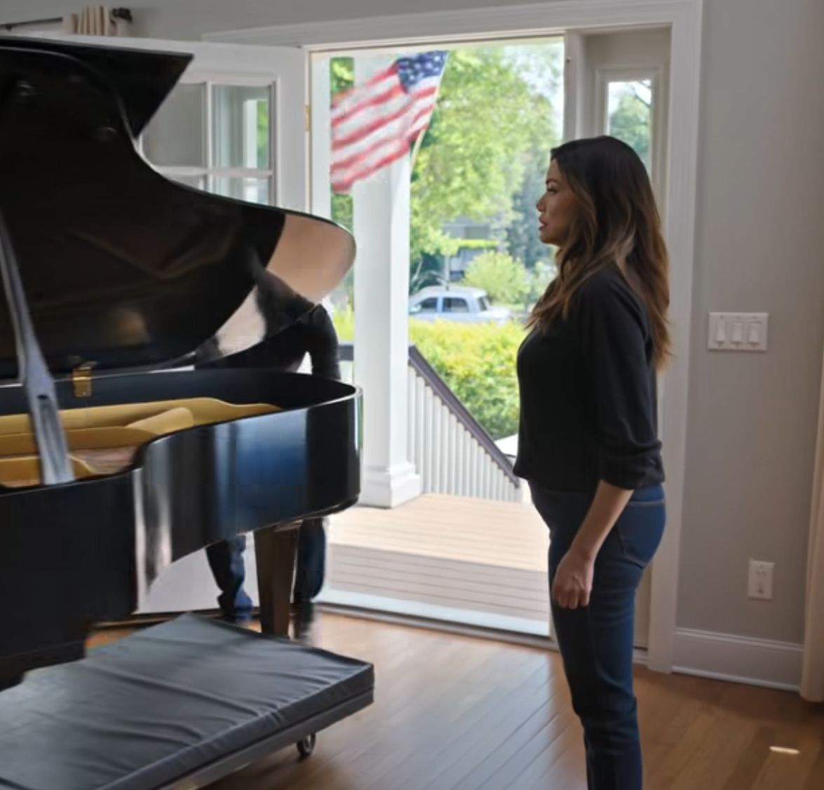 Min bror sålde min flygel för att täcka en hemlig skuld på 20 000 dollar, och mina föräldrar sa åt mig att hålla tyst. Fem år senare ringde min telefon, och en bekant röst sa BARA TRE ORD.