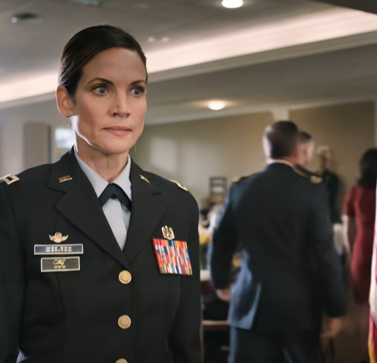 Min syster knuffade mig på min befordringsmottagning och sa: ”Du är alltid i rampljuset.” Sedan kom en general in, tittade på henne och sa lugnt: ”Gå bort från min fru.” Rummet blev tyst – och hon eskorterades ut.