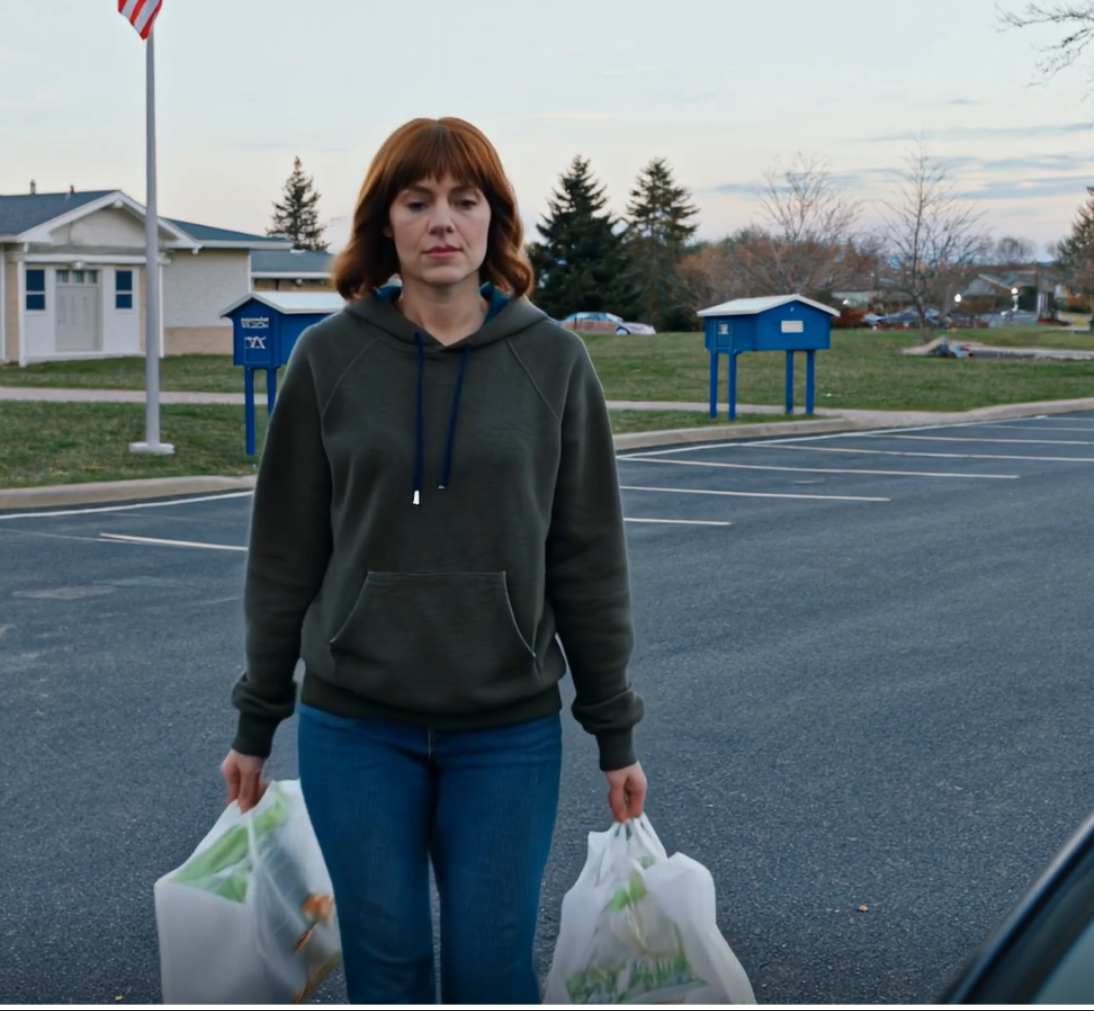 ”Mina föräldrar fick mig att betala hyra och alla räkningar, medan min syster bodde där gratis. ”Vi kämpar – det är ditt ansvar”, sa pappa till mig. Sedan hörde jag dem skryta om en hemlig semester… betald med mina pengar. Deras ansikten blev bleka när de kom in och fann huset helt tomt – förutom ett kuvert på bordet, där det stavades exakt vad jag visste…”