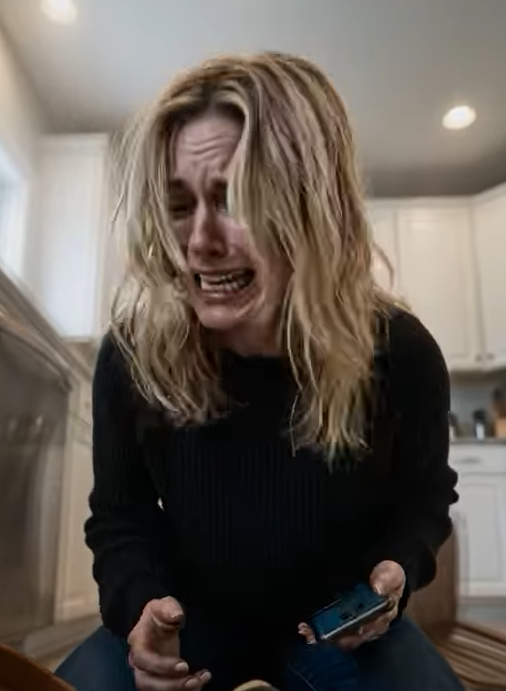 Fem år efter att min man gick bort, råkade jag av misstag ha sönder blomkrukan som innehöll växten han hade gett mig strax innan han dog. Och det jag upptäckte begravt djupt i jorden fick mig att skrika av fasa. Utan att ens tänka tog jag min telefon och ringde polisen omedelbart. – Story