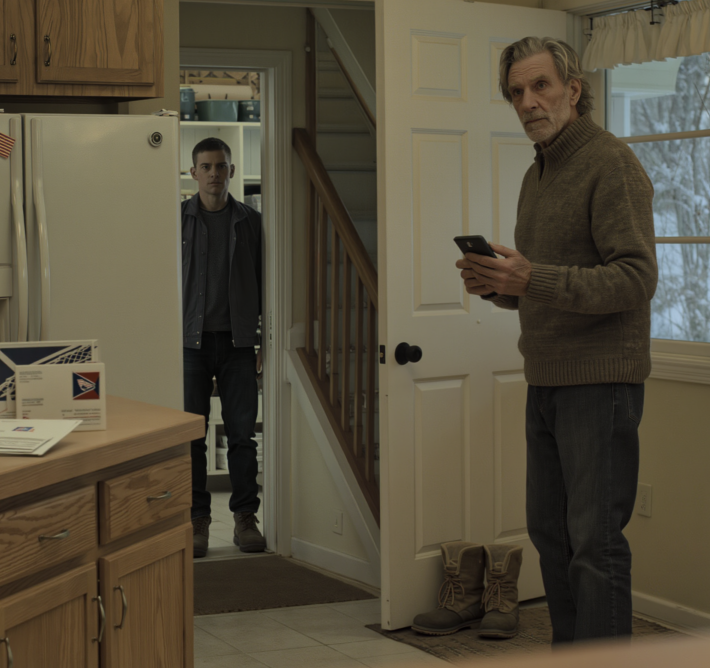 Jag ringde en ugnstekniker medan min fru var i Vancouver. Mindre än en timme senare sms:ade han: ”Herr Hoffman, det finns en låst dörr bakom era förvaringshyllor. Är det någon därinne?” Jag frös till och svarade: ”Vilken dörr? Vi har inga låsta rum.” Han sms:ade omedelbart tillbaka: ”Herrn… jag hör ett konstigt ljud inifrån. Och dörren är säkrad utifrån med fyra hänglås.”