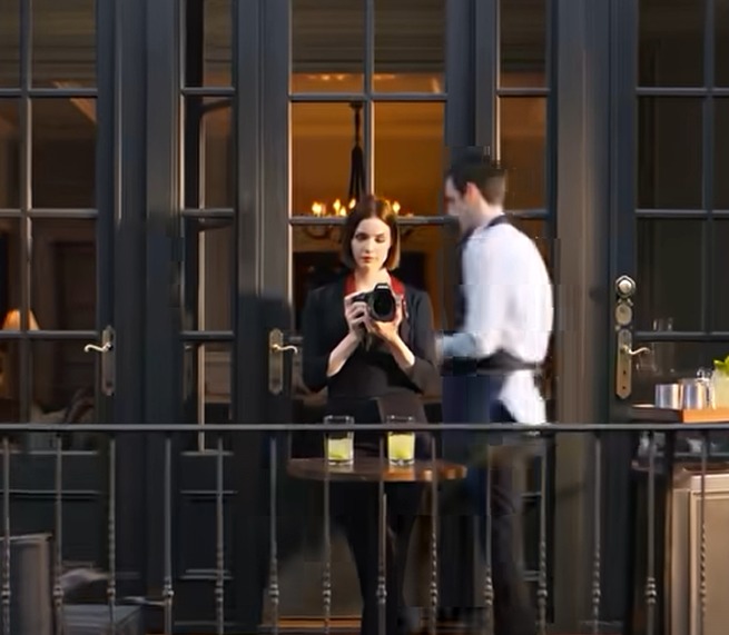 På vår bröllopsdag blandade min man en cocktail till mig som om han var stolt över den. Jag gick ut för att ta ett foto – och hörde honom säga: “Är du säker på att det inte kan spåras?” Jag gick tillbaka in tyst … och bytte glas. – Nyheter