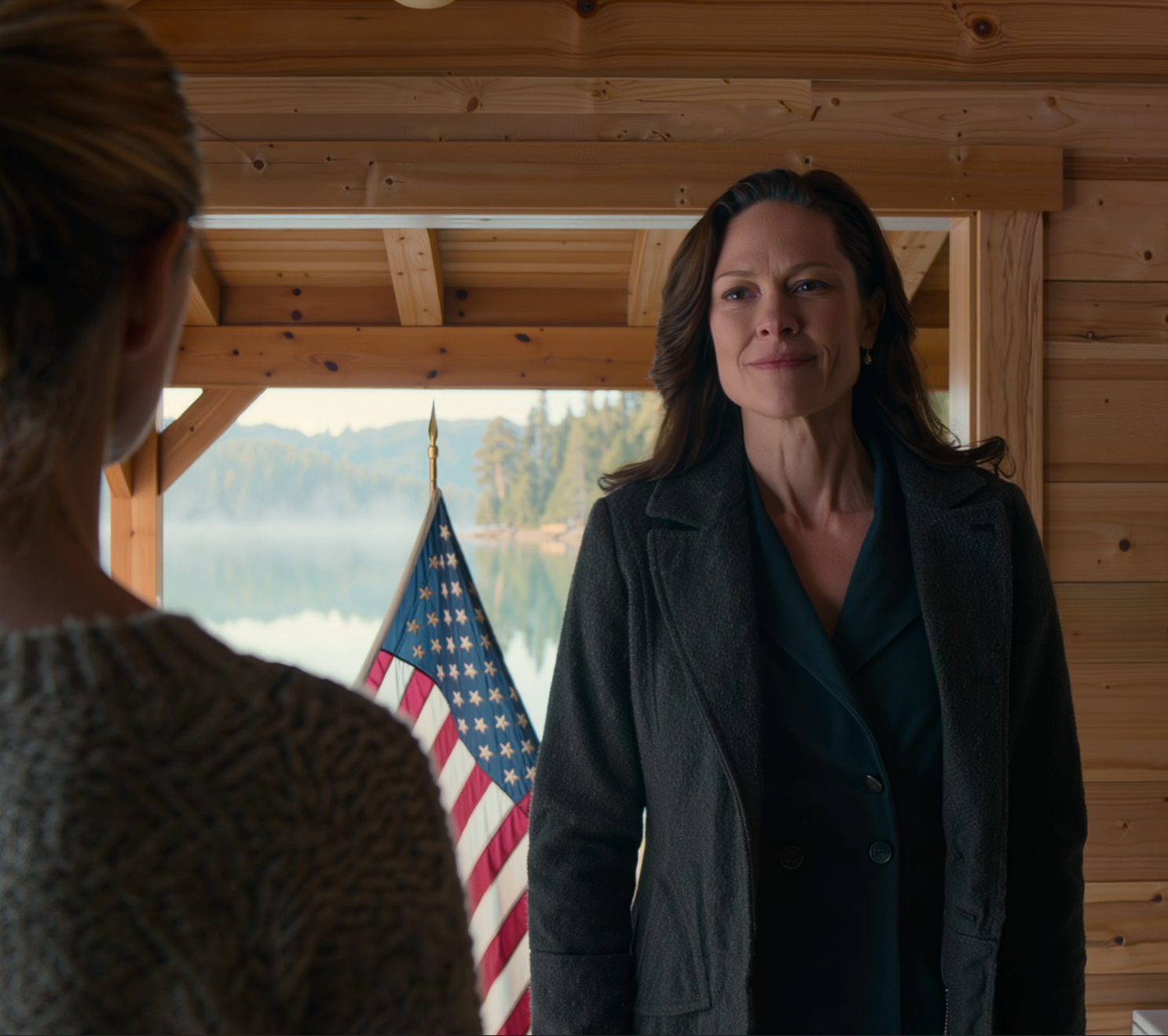 Jag hade precis sagt upp mig från jobbet för att rädda mig själv och köpt mitt drömhus vid sjön i tallskogen i nordvästra USA för att läka… sedan ringde min mamma: ”Vi flyttar in imorgon – din pappa har redan gått med på det.” Hon avslutade kallt: ”Om du inte gillar det kan du gå någon annanstans.” Jag stod stilla på trädäcket, med skakande händer och fortfarande leende – för jag hade förberett en ”överraskning” inför dagen de kom. Och jag visste att min frid just hade blivit riktad mot mig som något som redan var tillgängligt för mig.