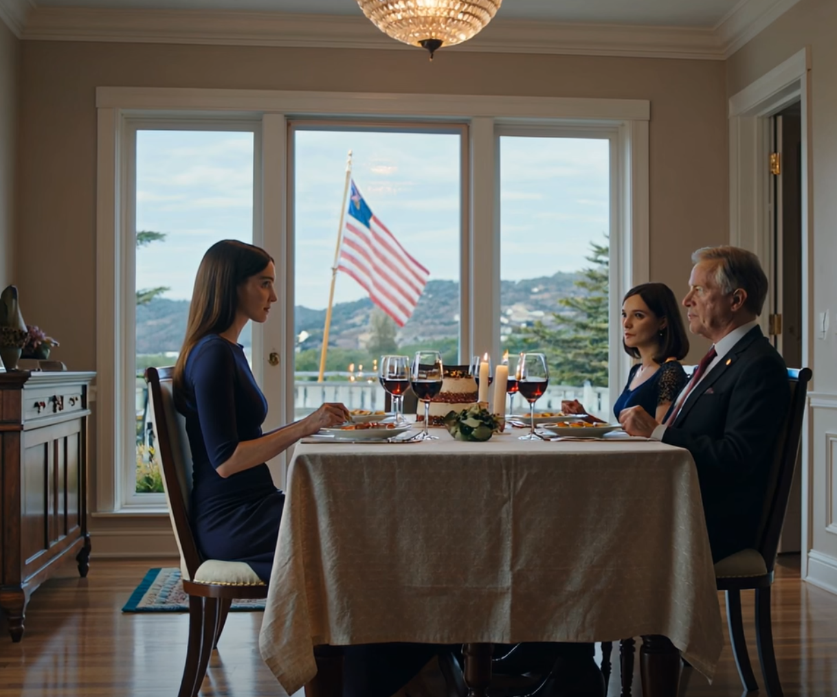 På min pappas födelsedagsmiddag höll min mamma huvudet högt och sa: ”Lär dig av din syster – hon skickar oss 3 500 dollar i månaden. Och du? Otacksam.” Jag höll nästan på att säga: ”Det är faktiskt jag.” Men min pappa avbröt mig snabbt: ”Försök inte ta åt dig äran för din systers arbete. Om du är så säker, skicka då inga pengar alls.” Så jag log, nickade en gång och gjorde precis som min pappa sa… och följande månad bröts tystnaden på ett sätt som min syster aldrig kunde ha gjort. – Nyheter