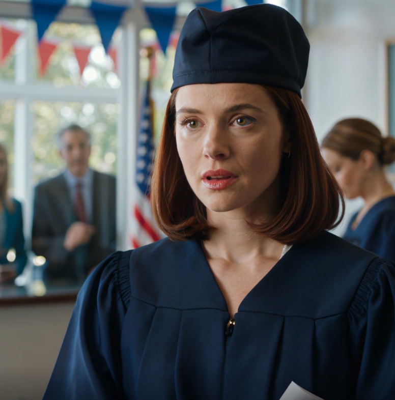 Mina föräldrar sa att de inte hade råd att hjälpa till med mina universitetsavgifter, och betalade sedan för min systers prestigefyllda universitetsutbildning “för hennes framtid”. Så jag accepterade tyst ett stipendierbjudande och gick därifrån utan ett ord. Fyra år senare gick jag in till min examensceremoni i mössa och klänning – precis när pappa bad dekanen om min plats…