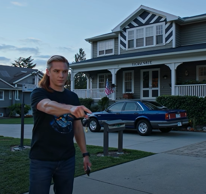 ”Lämna nyckeln – och kom inte tillbaka”, sa pappa vid middagen. Mamma bara stirrade och nickade. ”Det här huset var aldrig ditt.” Min syster räckte mig en resväska – redan packad. De raderade mig rum för rum… tills banken ringde mig och sedan… allt rasade samman. – Nyheter