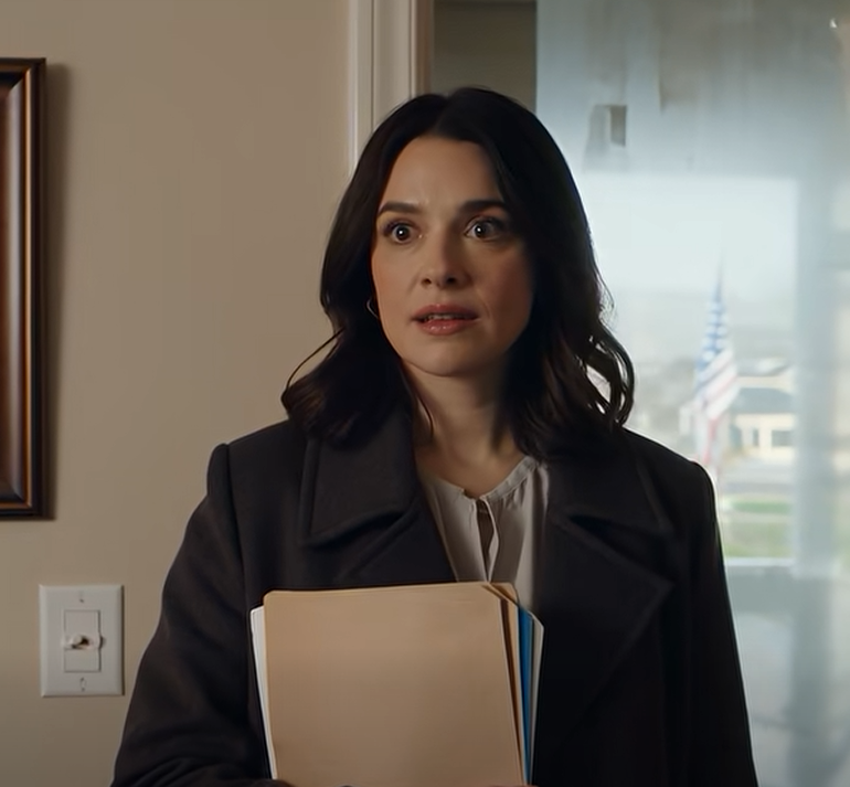 Jag kom tillbaka från notarien och kände mig på topp och redo att berätta för min man och svärmor att min mormor lämnat mig tre lägenheter och ett litet fritidshus. Men när jag kom fram till dörren hörde jag dem prata… Och det jag hörde fick mig att stanna upp. – Nyheter