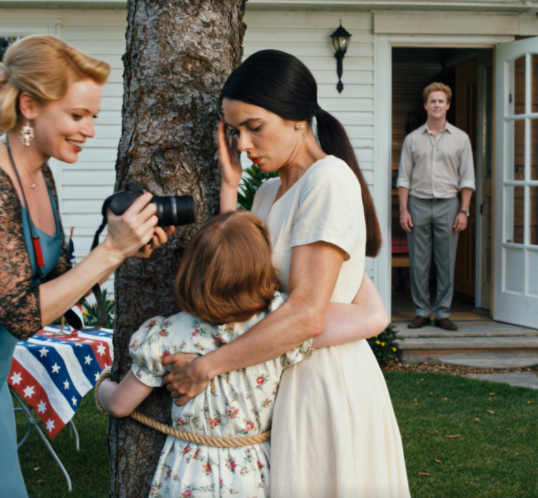 Medan vi var hemma hos mina svärföräldrar tog min svägerska med sig min 4-åriga dotter ut och sa: “Jag måste prova något roligt!” Efter ett tag hörde jag skrik. När jag rusade ut för att kontrollera att min dotter var bunden till ett träd täckt av honung, med getingar som svärmade över hela hennes kropp och stack henne. Min svägerska spelade in det skrattande: “Jag vill se hur getingarna beter sig och hur länge hon kan överleva det här!” När jag försökte ta tag i min dotter och få loss henne tog min svärmor tag i mig i håret, vilket fick mig att falla till marken och sa: “Låt min dotter ha kul – ser du inte att hon är så glad när hon gör det här?” Jag tittade desperat på min man, men han ryckte bara på axlarna och sa: “Låt dem bli klara!” Jag knuffade alla åt sidan med all min kraft, lossade min dotter som var täckt av bett och skyndade henne till sjukhuset. Det jag gjorde sedan lämnade deras liv i ruiner.