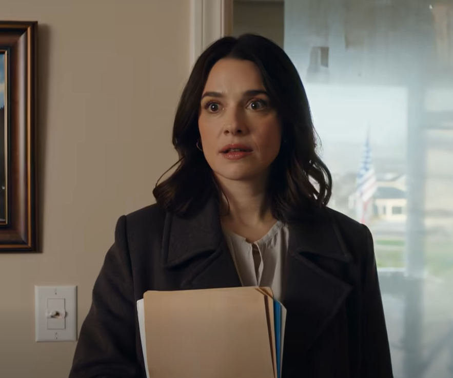 Jag kom tillbaka från notarien och kände mig på topp och redo att berätta för min man och svärmor att min mormor lämnat mig tre lägenheter och ett litet fritidshus. Men när jag kom fram till dörren hörde jag dem prata… Och det jag hörde fick mig att stanna upp. – Nyheter