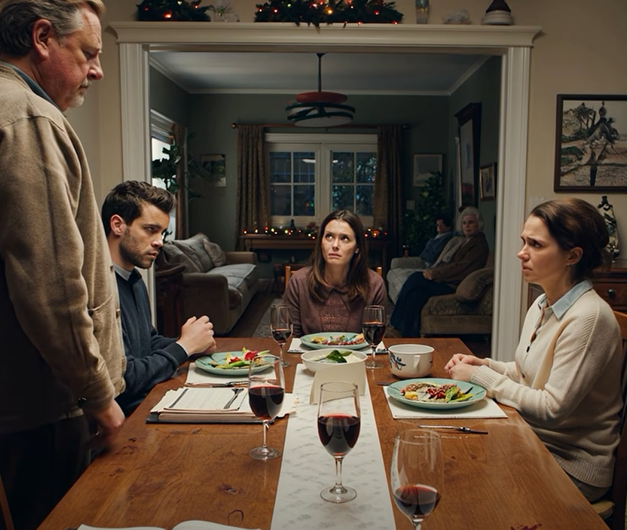 Efter att jag vägrade betala av mina föräldrars bolån sa de till hela familjen: Jag stal farfars pengar. På Thanksgiving reste sig pappa upp och tillkännagav: “Vår dotter är en tjuv, vi har bevis.” Sedan gav han mig en stämning. Jag log, drog fram mitt eget kuvert och sa: “Roligt — det är jag också.” – Nyheter