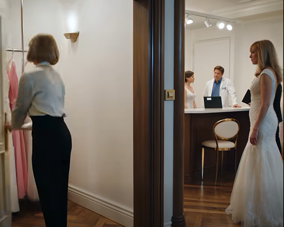 Innan min dotters bröllop gick jag till en modebutik för att prova en aftonklänning. Ägaren knuffade mig åt sidan och viskade: “Det finns saker du behöver veta. Stanna här. Säg inte ett ord. Lita på mig.” Jag var förvirrad – men jag stannade kvar. Några minuter senare lämnade det jag hörde mig fastfrusen – Nyheter