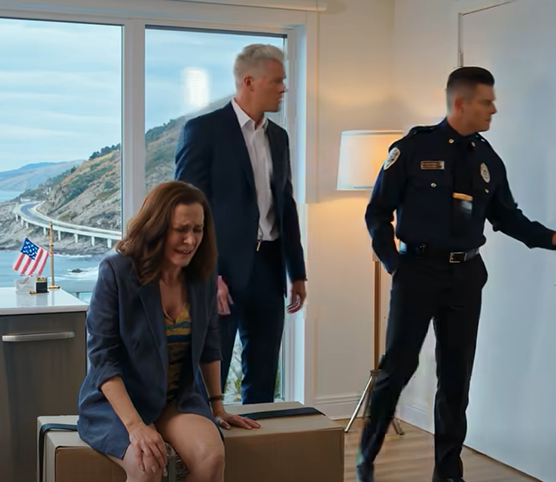 Jag upptäckte att min svåger vräkte min pappa från huset jag hade gett honom i present: “Stick härifrån, vi behöver det här huset mer!” Jag skrattade rakt upp i hans ansikte och sa: “Du har exakt en timme på dig att åka.” Hans självbelåtna leende försvann när polisen kom…