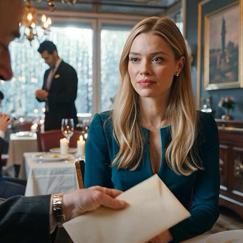 Två veckor efter att jag gifte mig med mannen jag trodde hade räddat mig från ensamhet, lutade sig en gammal främling över ett bord med levande ljus i Portland, tryckte en bunt kontanter i min hand och sa åt mig att springa innan min man kom tillbaka.