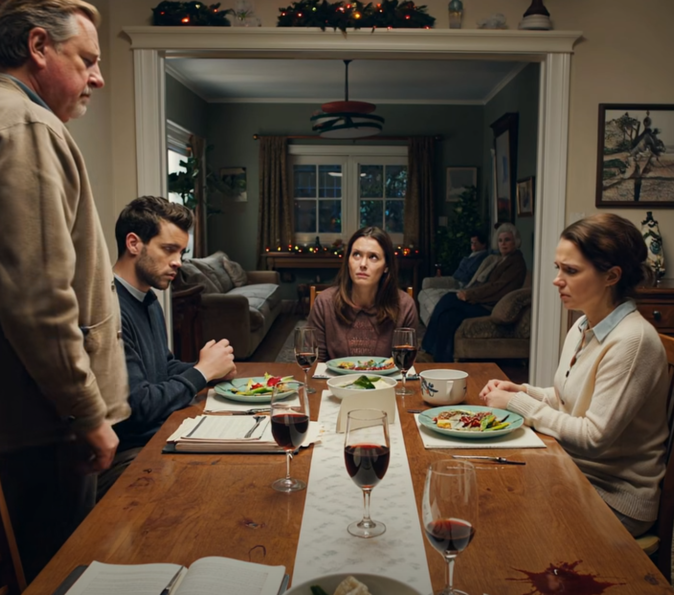 Efter att jag vägrade betala av mina föräldrars bolån sa de till hela familjen: Jag stal farfars pengar. På Thanksgiving reste sig pappa upp och tillkännagav: “Vår dotter är en tjuv, vi har bevis.” Sedan gav han mig en stämning. Jag log, drog fram mitt eget kuvert och sa: “Roligt — det är jag också.” – Nyheter