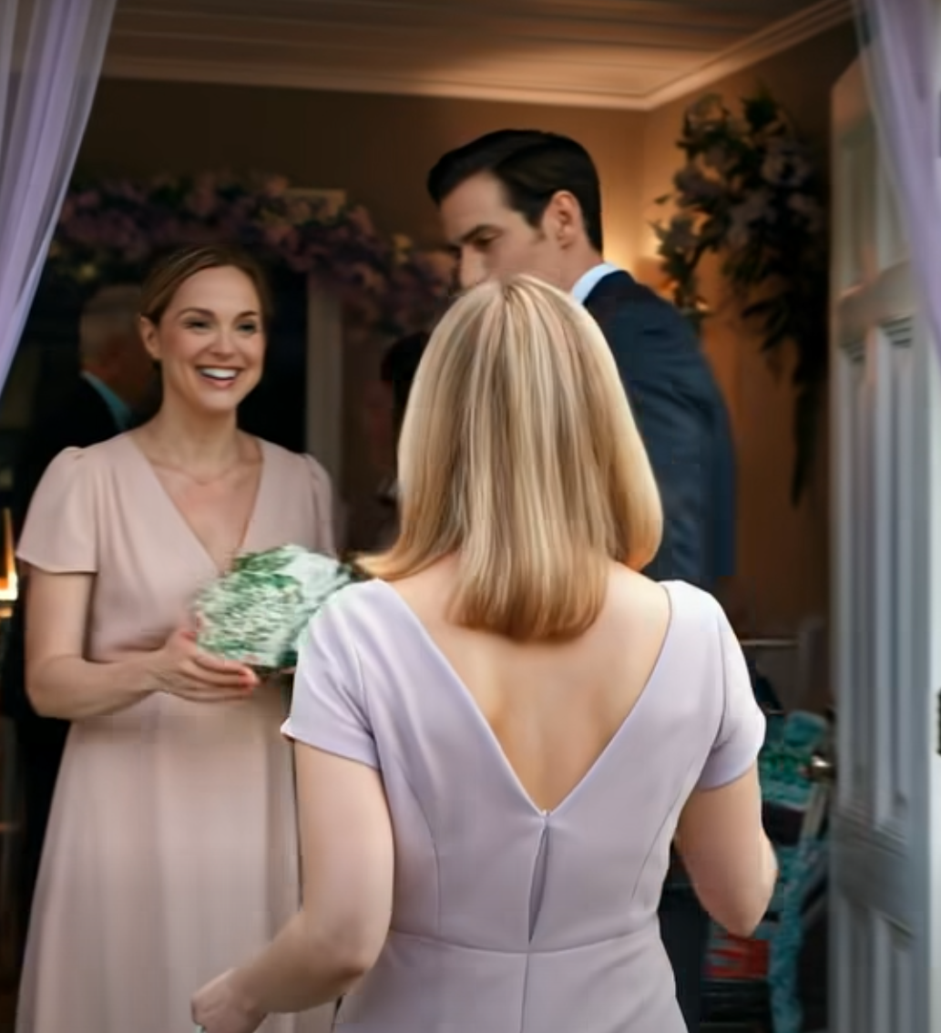 Allt på min bästa väns babyshower verkade perfekt. Men sedan lutade sig min man fram och viskade: “Vi måste gå. Nu.” Jag blev förstummad. “Varför? Vad händer?” Han sa inte ett ord förrän vi kom till bilen. Till slut vände han sig mot mig och frågade: “Du… såg det verkligen inte, eller hur?” DET HAN SA SÄDAN FÅR JAG ATT KRÄVA I MAGAN. – Nyheter