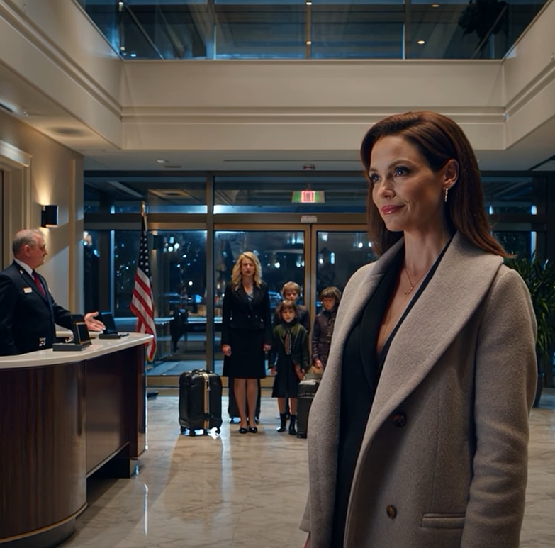 ”Din lägenhet är närmare flygplatsen”, sms:ade min syster klockan 22. ”Jag lämnar mina 3 barn i två veckor – min man överraskade mig med Bora Bora!” Jag skrev tillbaka: ”Jag är inte hemma.” Hon svarade: ”Mamma har din reservnyckel – hon släpper in oss!” Jag log… Och ringde säkerhetsvakten för att byta lås omedelbart. När hon kom till min byggnad med fyra resväskor… HADE DÖRRVÄKTARE NYA INSTRUKTIONER – Nyheter