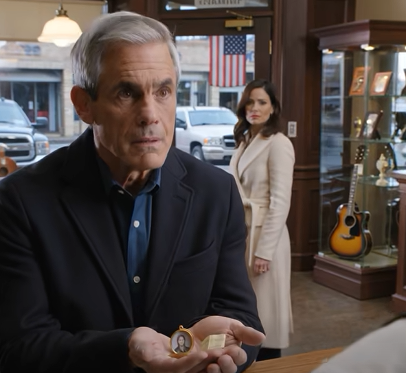 Min avlidna frus halsband var det minne jag höll närmast. När jag insåg att det var borta berättade min dotter att hon hade sålt det eftersom hon behövde pengar till en resa. Jag ringde butiken i hopp om att det fortfarande fanns ett sätt att få det hem, och det var då de tyst berättade för mig att de hade hittat något oväntat inuti hänget – något jag ALDRIG VET ATT DET BAR. – Nyheter