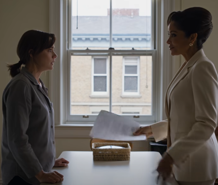 Min syster lade en hyresnota på mitt köksbord och log medan mina föräldrar kallade det “rättvist” – men efter sex år av att ha hållit en trött byggnad i Portland varm, trygg och full av människor som inte hade någonstans mjukare att bo, visste jag något de inte visste: min mormor hade aldrig förväxlat grymhet med affärer, och den lilla mässingsnyckeln gömd i mitt skrivbord hade väntat på just denna dag.