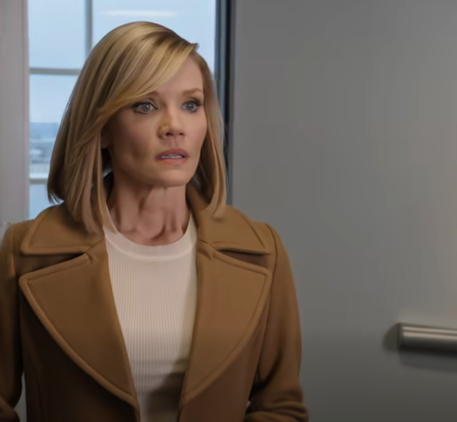 Efter att ha köpt en semesterbiljett åt mig och släppt av mig på flygplatsen, betedde sig min man konstigt ivrig att åka, som om han inte kunde komma därifrån tillräckligt snabbt. Vi hade knappt sagt adjö, och jag hade precis vänt mig mot gaten när en säkerhetsvakt klev framför mig och sänkte rösten. ”Fru, gå inte ombord på det här planet”, sa han. ”Kom med mig. Det finns något ni behöver se.” – Nyheter