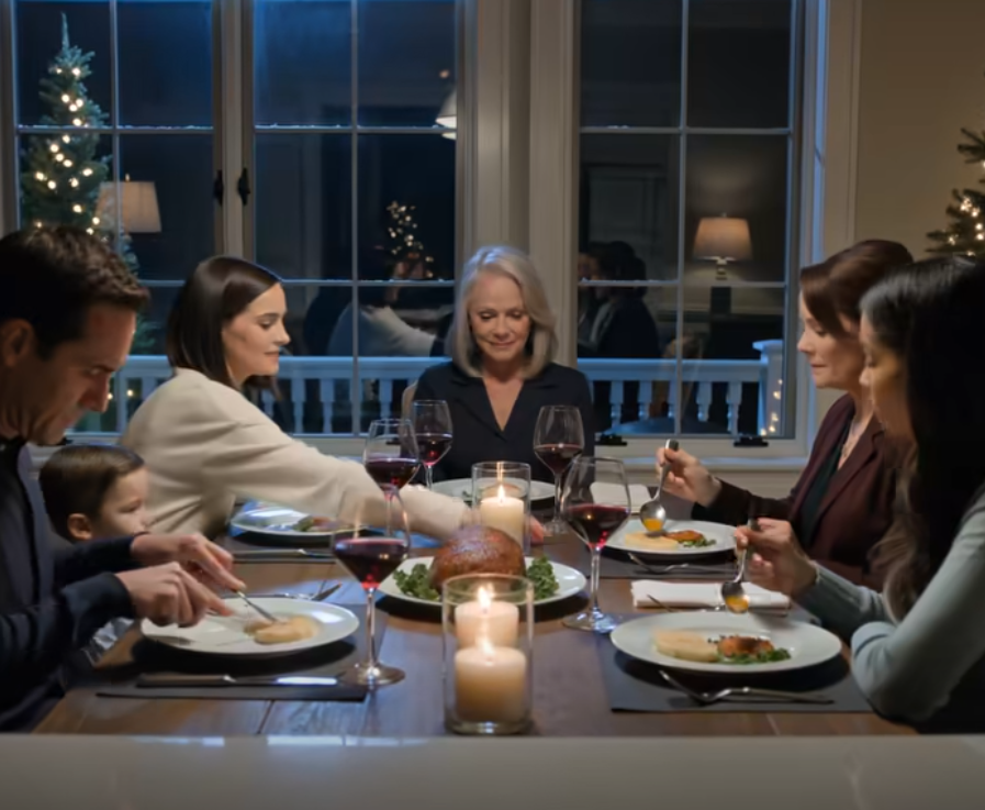 Vid julmiddagen tackade jag min moster för födelsedagsnyckelringen – sedan sa hon lugnt att den riktiga presenten var en lägenhet värd 400 000 dollar. Hela min familj frös till.