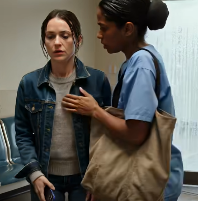 Natten jag satt i ett iskallt väntrum på en klinik och insåg att den enda personen som kom för mig inte var den familj jag hade försökt behålla hela mitt liv.