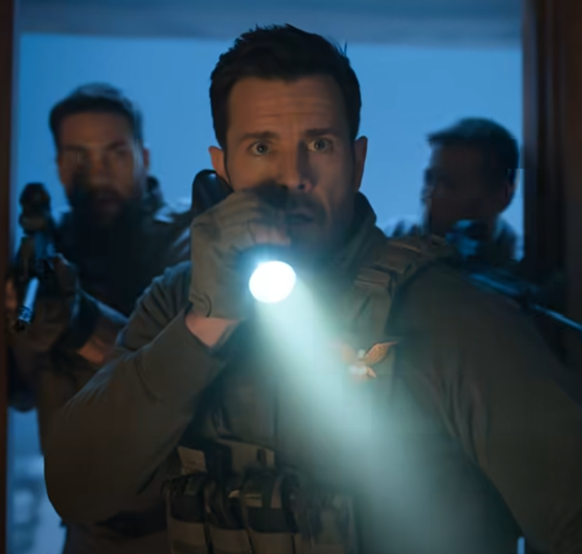 Min kusin kallade mig en värdelös “fettapa”, skickade beväpnade män för att dra ut mig ur bergsstugan. Min mormor lämnade mig och sa till dem: “Jag bryr mig inte om hon blir skadad” – Men i samma ögonblick som deras ledare sparkade in min dörr, såg den lilla örnfläcken över mitt hjärta och blev blek, förvandlades hela natten till en uppgörelse som min familj aldrig var redo för – Nyheter