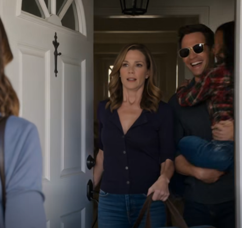 Jag flög tio timmar hem till jul med en resväska full av presenter, och det första mamma sa var: ”Du ska passa din brors barn. Vi ska på en familjeresa.” Hon tyckte att jag skulle le, ta med barnen och betala för alla som alltid. Hon visste inte att jag hade med mig tre års kvitton, ett bankmejl med mitt namn på och en anledning att sluta vara deras personliga bank.