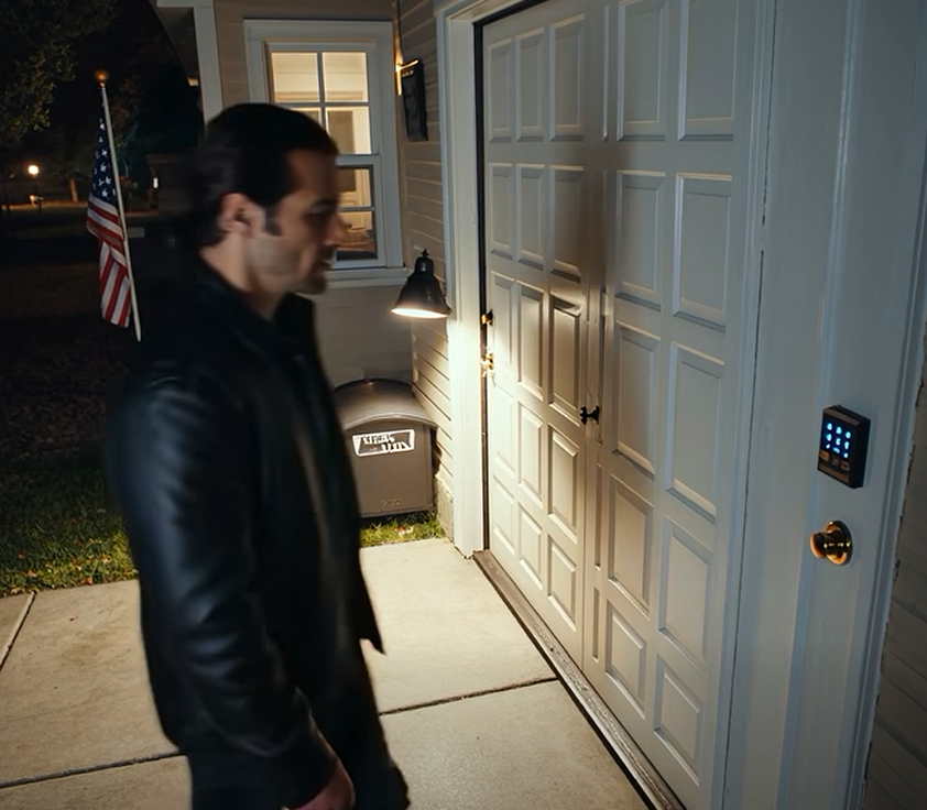 Min granne viskade: ”När du är på affärsresa kommer en man förbi ditt hus.” Så jag… Medan jag höll på att ta ut soporna kom min granne fram med en orolig blick. ”Jag måste berätta något för dig – när du är på affärsresa dyker en man upp nästan varje kväll”, så jag kollade säkerhetskameran vid entrén och låtsades gå igen. Precis klockan 22 fick det som dök upp på skärmen mina händer att stanna upp. – Nyheter