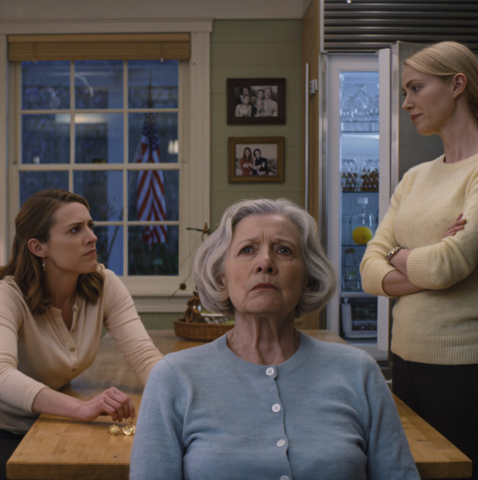 Min dotter hittade mig sittande i mörkret och viskade: ”Mamma, varför finns det ingen mat i huset? Får du inte 10 000 dollar varje månad?” Min svärdotter böjde läppen till ett svagt, kallt leende och sa lugnt: ”Det är jag som sköter alla pengar i det här huset.” Min dotter tog långsamt av sig sina örhängen… och i det ögonblicket verkade hela rummet förändras. – Nyheter