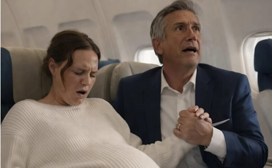 ”Unge man, sitt ner!” sa flygvärdinnan plötsligt, men den sjuttonårige pojken rörde sig inte ens. Hans blick var fäst vid den gravida kvinnan i första klass, som höll på att kvävas – och vad den unge mannen gjorde chockerade alla.