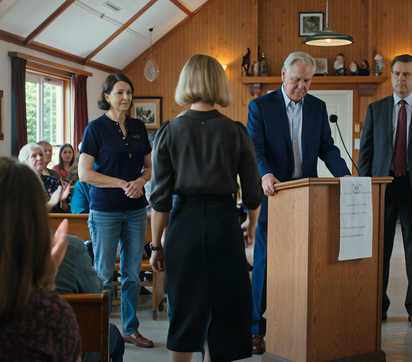 Varje gång pappa slog mig väntade mamma tills han lämnat rummet och viskade: “Du vet hur man trycker på hans knappar.” Den dagen jag flyttade ut ringde hon och sa: “Du förstör den här familjen.” Jag sa ingenting. Hon lade på. Sex månader senare ringde hon igen, gråtande och sa något jag aldrig förväntat mig att höra från henne. – Nyheter