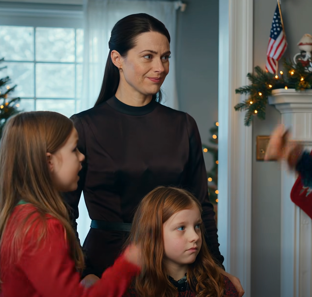 “Alla vet att hon fejkar!” På juldagen reste sig min syster upp, pekade på min 12-åriga dotter och viskade. Sedan ryckte hennes kusin rullstolen och skrattade: “Res dig upp och gå!” Min dotters händer darrade. Hela rummet brast ut i skratt. Jag grät inte. Jag ringde ett telefonsamtal.