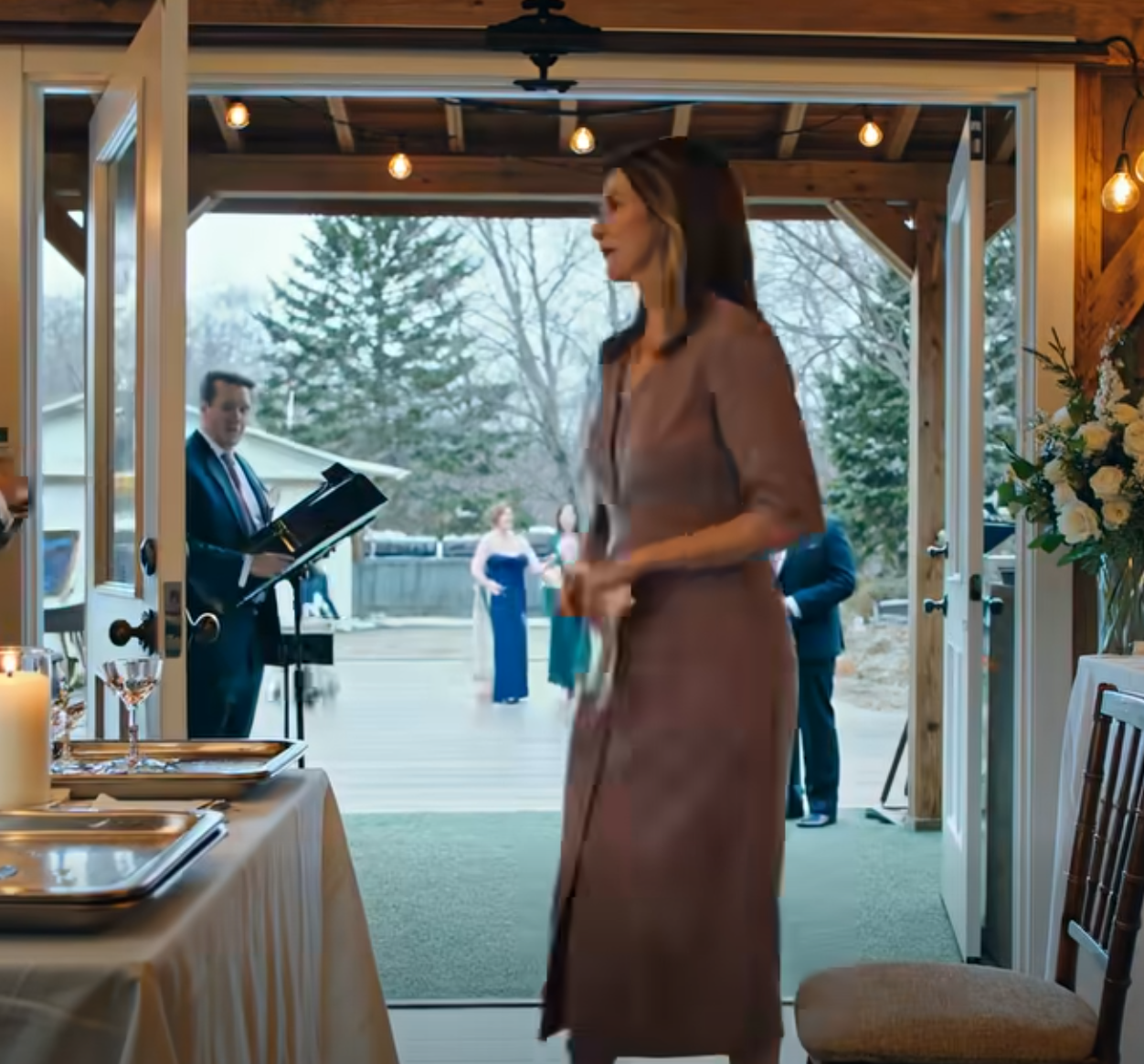 På min sons bröllop satte bruden mig i köket. Jag betalade för allt. Jag log, förblev tyst… Sedan gjorde jag tre ändringar – musik, förfriskningar OCH BLOMMOR… – Nyheter