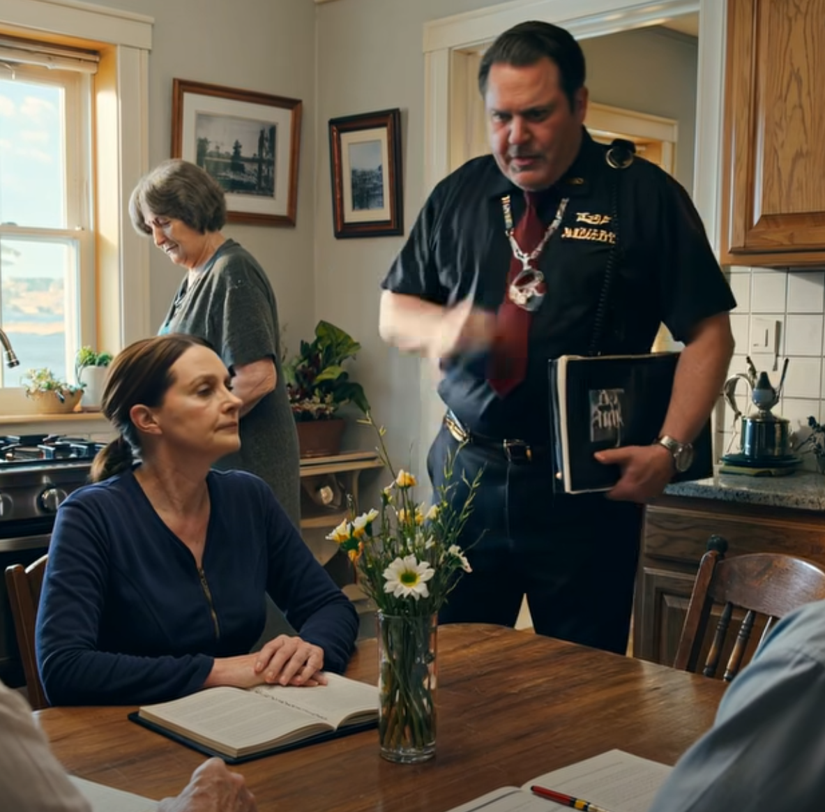 Vid min mosters köksbord sa min pappa: “Den låg bara i en låda. Du var borta.” Han pantsatte min bronsstjärna för 120 dollar för att täcka en baravgift. Jag ställde ner mitt glas och sa ingenting. Sedan öppnades ytterdörren. NCIS-MERIT PÅ BORDET – Nyheter