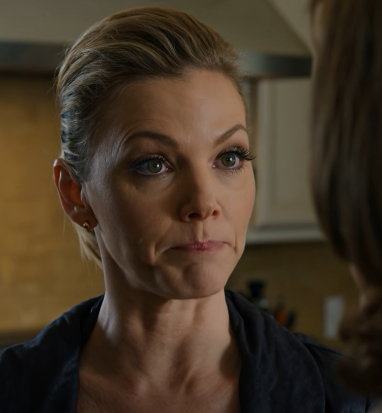 PÅ JULAFTON smällde min syster igen dörren och sa att jag ”inte var närmaste familj”… DAGAR SENARE ropade min mamma vänligt: ​​”Har du betalat bolånet än, älskling?” Jag skrattade kallt, eftersom de glömt en detalj i köpekontraktet. Jag körde rakt igenom en isbelagd gata, gick in i det varma, gulbelysta huset… och sa en enda rad som frös hela rummet: ”Du har 30 dagar.” …Jag kan fortfarande höra vindrutetorkarna knäppa mot glaset i en frenetisk, meningslös rytm, som om de också var trötta på att kämpa mot kylan. Is täckte vindrutans kanter, mina händer blev vita på ratten och en låg feber pulserade under huden – den sorten som gör att kroppen känns för stram och benen värker.