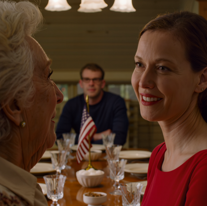 ”Du är inte ens hälften så kvinna som min mamma är”, sa min svärdotter över middagen i mitt lilla hem i Ohio precis när jag dukade vaniljpuddingen på bordet. Jag sköt tillbaka stolen och svarade: ”Låt henne då börja betala hyran för den där lägenheten på Brier Lane”, och min son blev plötsligt blek, hans hand stelnade över telefonen, som om det fanns en räkning i den här familjen som aldrig hade fått kallas vid sitt riktiga namn. – Nyheter