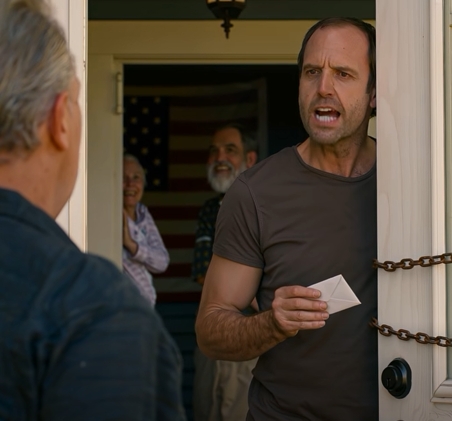 Min dotter har varit ”död” i två år – åtminstone var det den historien Derek fick hela familjen att svälja, och jag svalde den… för att det gjorde för ont, för att jag var för trött, för att jag inte hade styrkan att tvivla på en man som höll mitt barnbarn i sina armar. Varje fredag, som ett urverk, lämnade jag Knoxville, rullade nerför vägar jag kunde köra i blindo, med ett vitt kuvert i handskfacket som ett löfte jag inte kunde glömma. 600 dollar i kontanter. Inga överföringar. Inga kvitton. Bara ”hjälpa familjen”, bara ”så att Sophie inte förlorar huset”.