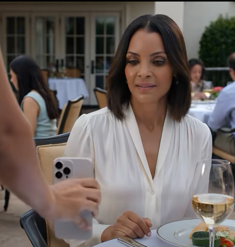 ”’Du är ung. Du kommer att förtjäna det igen’, sa min mamma efter min brors bröllop – men när jag öppnade mitt konto och såg att 140 000 dollar var borta insåg jag att brunchen, lyxresorten och min familjs bildsköna firande hade byggts på min tystnad. Sedan lyste min telefon upp med ett samtal från banken, och för första gången slutade min mamma le.” – Nyheter