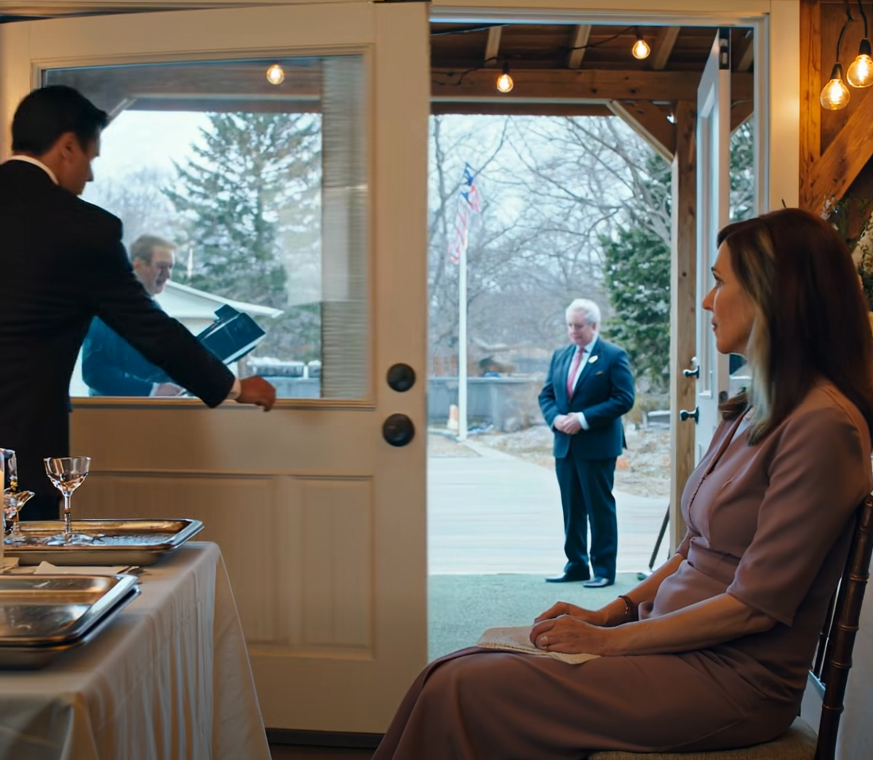 På min sons bröllop satte bruden mig i köket. Jag betalade för allt. Jag log, förblev tyst… Sedan gjorde jag tre ändringar – musik, förfriskningar OCH BLOMMOR… – Nyheter