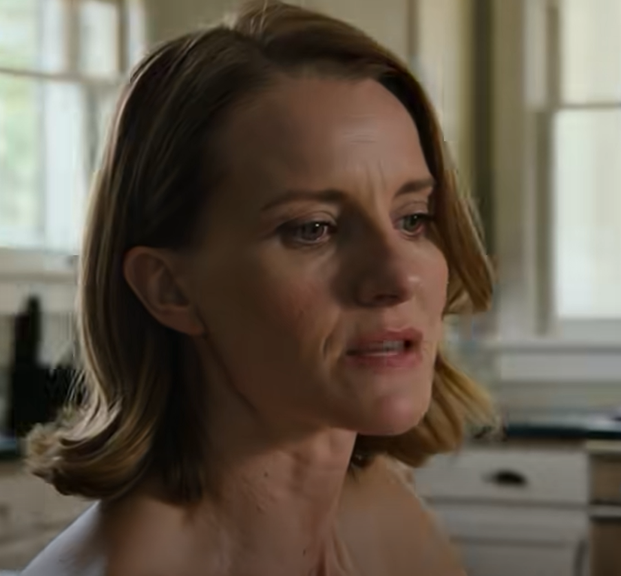 I över 18 månader sa min svärson hela tiden att min dotter arbetade i Japan, och jag satt igenom en söndagsmiddag efter den andra och tvingade mig själv att tro att allt var bra, tills morgonen på min 67-årsdag, då presenten han hade med sig till min veranda avslöjade en lapp gömd bakom ett fotoalbum: “Pappa, jag är inte i Japan … ring inte polisen än” – och det var baksidan av den lappen som plötsligt fick alla 18 månader att se ut som en lögn polerad till perfektion – Nyheter