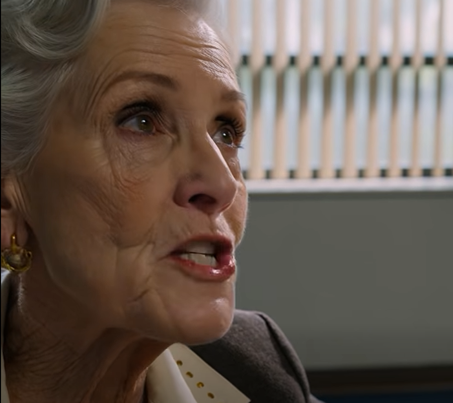 På min sons första bröllopsdagsfest på en privat klubb i centrala Atlanta tog hans svärfar tag i min armbåge, styrde mig mot serveringsborden och sa tyst: ”Gubbe, gå och sitt där borta.” Jag argumenterade inte ett ord – förrän en man längst bort i rummet plötsligt reste sig upp, tittade rakt på mig, och hela sällskapet började byta färg. – Nyheter