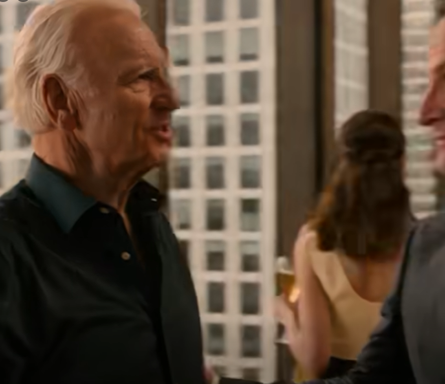 På min sons första bröllopsdagsfest på en privat klubb i centrala Atlanta tog hans svärfar tag i min armbåge, styrde mig mot serveringsborden och sa tyst: ”Gubbe, gå och sitt där borta.” Jag argumenterade inte ett ord – förrän en man längst bort i rummet plötsligt reste sig upp, tittade rakt på mig, och hela sällskapet började byta färg. – Nyheter