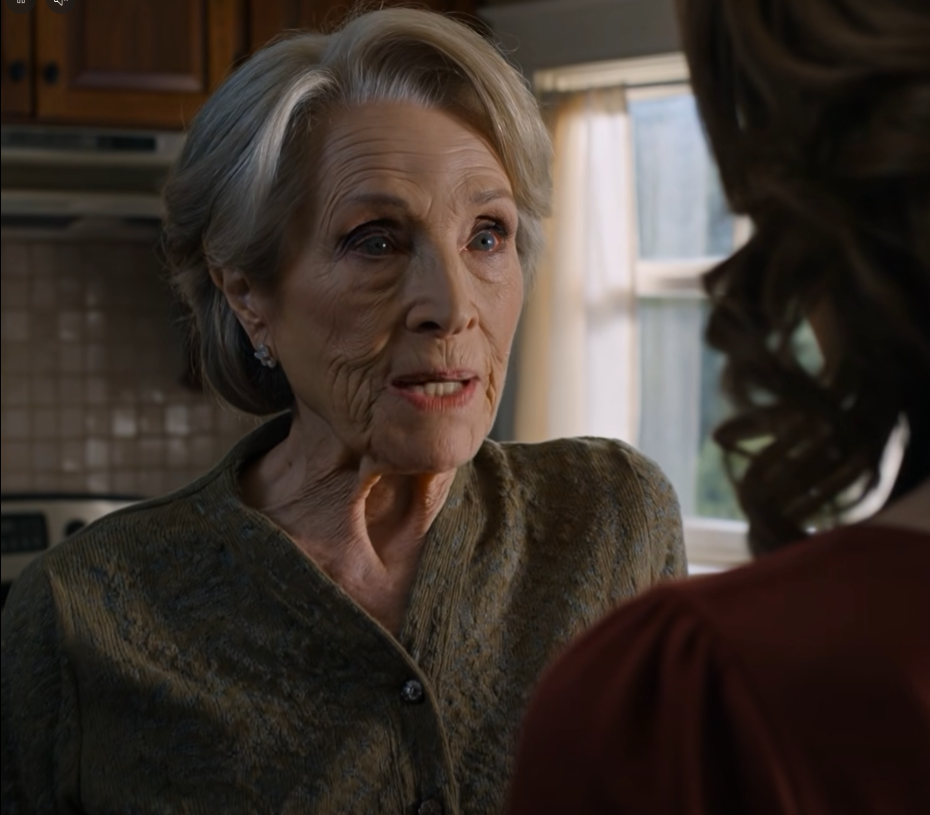 ”Du måste komma till Thanksgiving i år, mamma, barnen saknar dig” – efter att ha tillbringat fyra helgdagar ensam i Knoxville flög jag till Portland med en paj, presenter till barnbarnen och hopp om försoning, men en mening jag råkade höra i köket den morgonen fick mig att förstå varför jag egentligen hade blivit inbjuden…