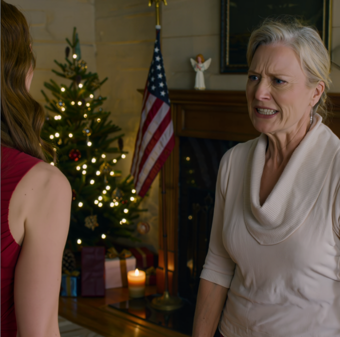 På julafton i vårt hus i förorten tittade min svärmor på min 6-åriga flicka och sa kallt att hon inte fick kalla henne “mormor”, direkt efter att ha kritiserat den handgjorda presenten som min dotter stolt hade gjort. Jag hade inte ens hämtat andan förrän min 8-årige son hoppade upp, gav tillbaka presenten och sa en mening som fick hela vardagsrummet att bli dödstyst. Sedan öppnade min man sin laptop, och allt vände på huvudet. – Nyheter