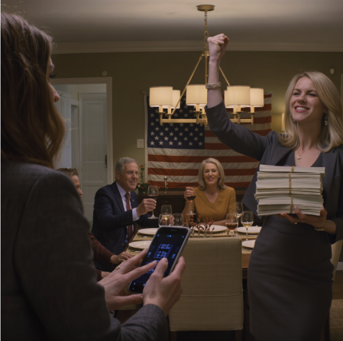 ”Hittade dina små besparingar”, flinade min syster och viftade med obligationerna som en solfjäder. ”Tack för studiefonden.” Mina föräldrar höjde stolt sina glas. Jag knackade på min telefon en gång. Finansministerier stormade in genom dörren. – Nyheter