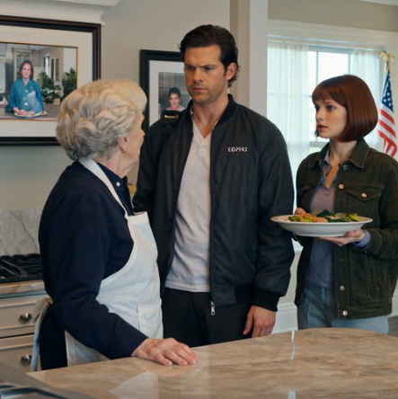 Min tvååriga dotter hade knappt hunnit nå sin kusins ​​leksak i en lägenhet på Park Avenue när min svägerska kastade en kopp varmt kaffe rakt i ansiktet på henne, och mina svärföräldrar började skrika: “Ta ut henne ur det här huset nu.” Jag tittade på min man som stod där i tystnad och ropade på min pappa: “Imorgon avbryter vi dem helt.”