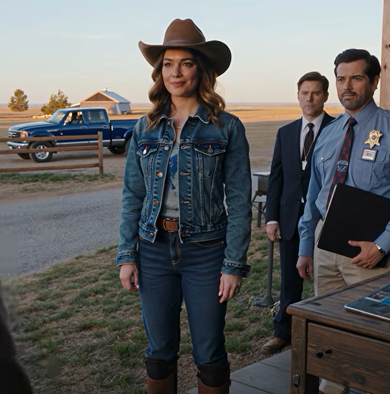 Min pappa bjöd inte in mig till jul, så jag fokuserade på mitt eget liv – och köpte så småningom en liten ranch med mina egna besparingar. Månader senare dök min familj upp med en mäklare och betedde sig som om de kunde fatta beslut om min mark åt min bror. De antog att jag skulle få panik eller backa. Det gjorde jag inte. Jag lät dem prata och bad sedan lugnt om allt skriftligen. Vad de inte visste var att jag redan hade pratat med en advokat, dokumenterat varje samtal och sett till att pappersarbetet var tydligt. I slutet av besöket hade tonen förändrats – eftersom gränser är svåra att argumentera med när de är på papper. – Nyheter