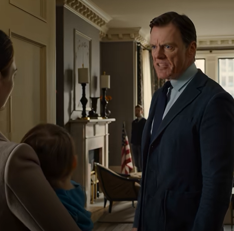 Min tvååriga dotter hade knappt hunnit nå sin kusins ​​leksak i en lägenhet på Park Avenue när min svägerska kastade en kopp varmt kaffe rakt i ansiktet på henne, och mina svärföräldrar började skrika: “Ta ut henne ur det här huset nu.” Jag tittade på min man som stod där i tystnad och ropade på min pappa: “Imorgon avbryter vi dem helt.”